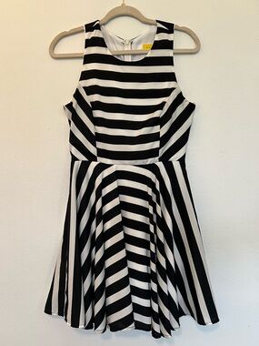 dee elle Nordstrom Black & White Striped Modern Sleeveless Dress size Medium